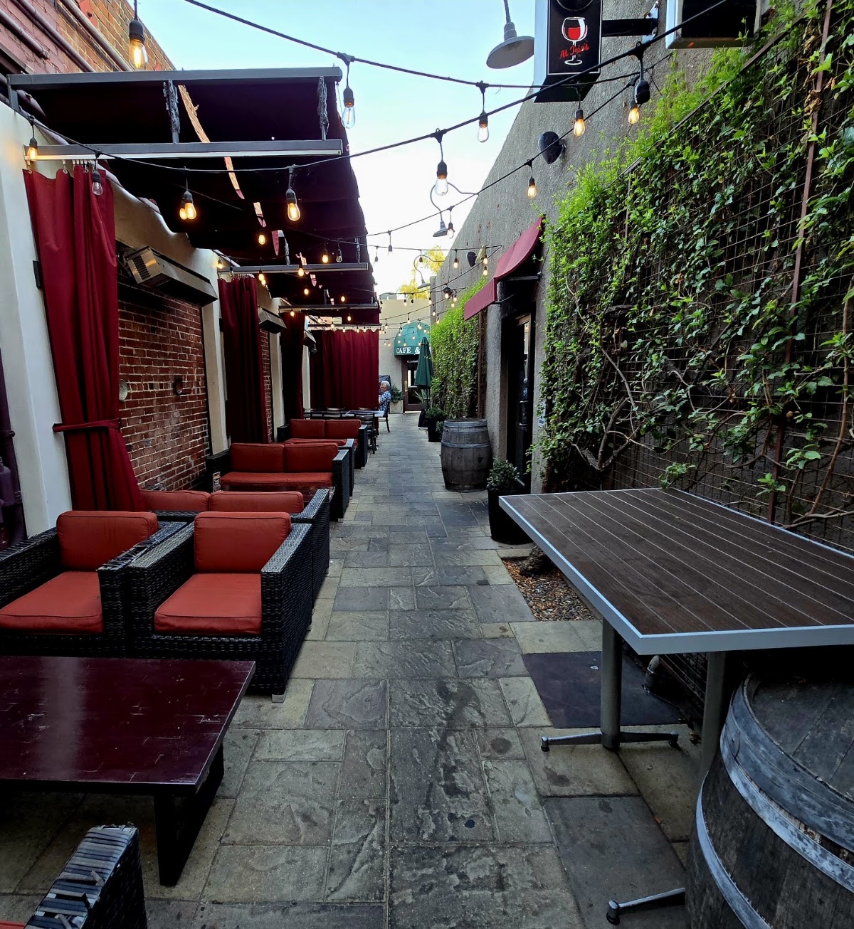 Vino’s Back Alley